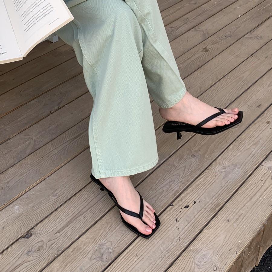 Zehensandalen Damen Sommerbekleidung 2025 neu Zehen quadratisch Kitten und französische Internet-Berühmtheit mittelhohe Sandalen halbe Sohle