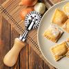 Ravioli Stempel Set, Ausstechformen mit Holzgriffen und geriffelten Kanten, geeignet für Ravioli, Pasta, Tortellini, Lasagne, Piroggen