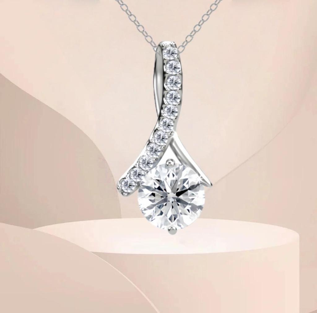 Charming Micro-Inlaid Diamond Pendant Necklace – Fresh, Lovely, and Fashionable Bone Chain