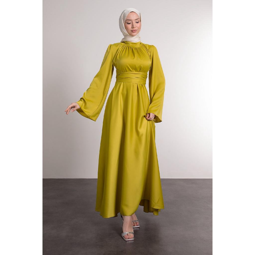 Spanisches Hijab-Abendkleid aus Satin mit Wickelärmeln an der Taille