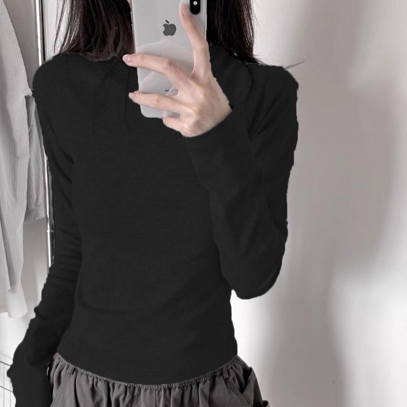 Women's Slim-Fit Retro Gray Cotton Long-Sleeve T-Shirt - Flattering Shoulders, Solid Color, Ideal for Early Autumn Layering