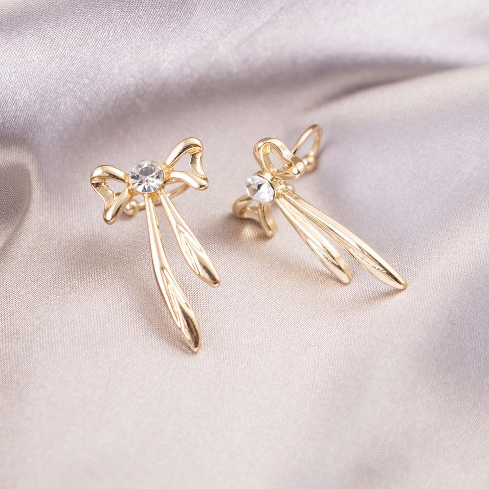 Elegant Clip-On Triangle Earrings for Non-Pierced Ears - Versatile, Light Luxury for Everyday Wear.