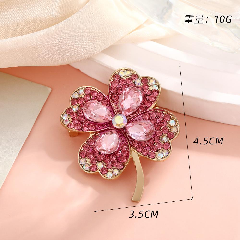 Creative four-leaf clover colored gem brooch, niche design anti-exposure scarf buckle, fixed clothes metal pin accessories розовый