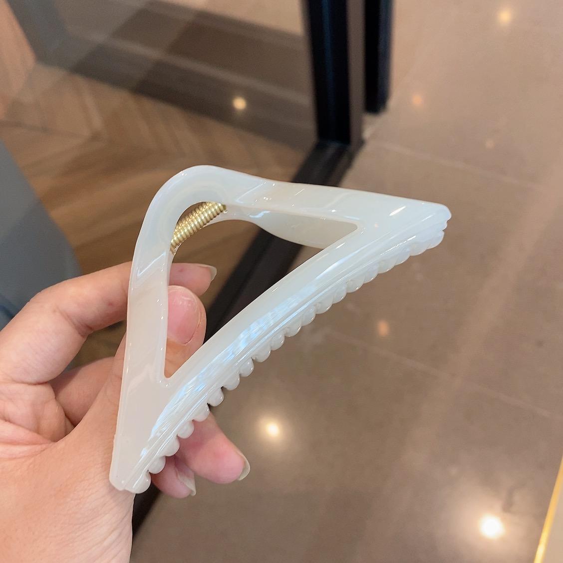 

Корейская заколка для волос треугольная полая зажим-краб женская большая простая темпераментная заколка для волос на затылок женский головной убор зажим-акула One Size