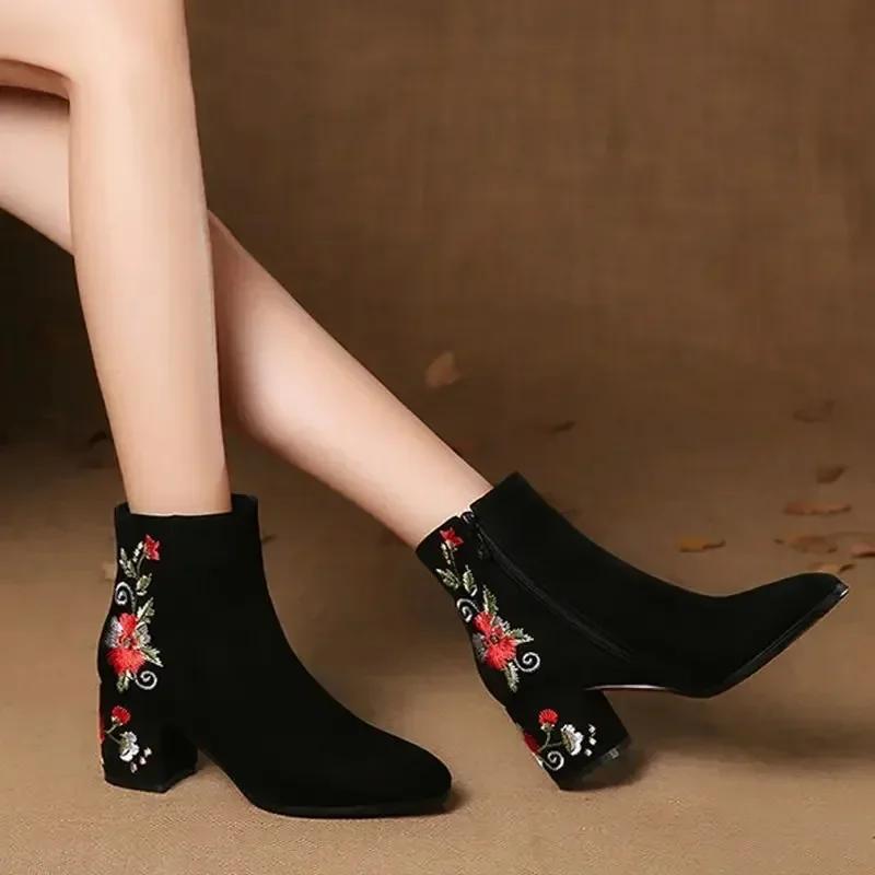 Móda 2024 Nové dámské kotníkové boty Vysoké Podzimní a zimní Teplé bavlněné boty Dámské Semišové Střední podpatek Vyšívané Poloviční holínky Žena 40