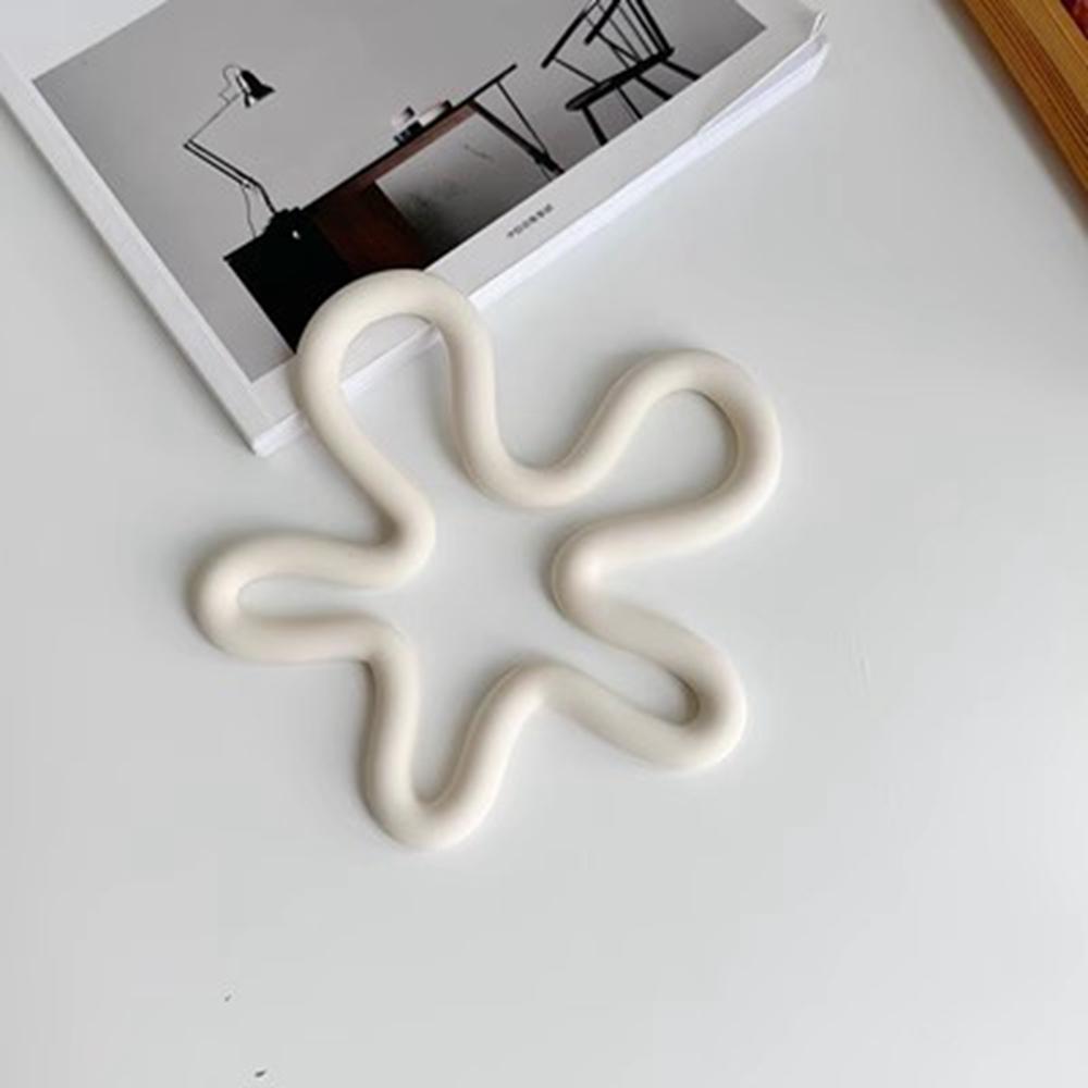 

Irregular Floral Shape Non-Slip Placemat Silicone Heat Resistant Mat for Home Outdoor Pink