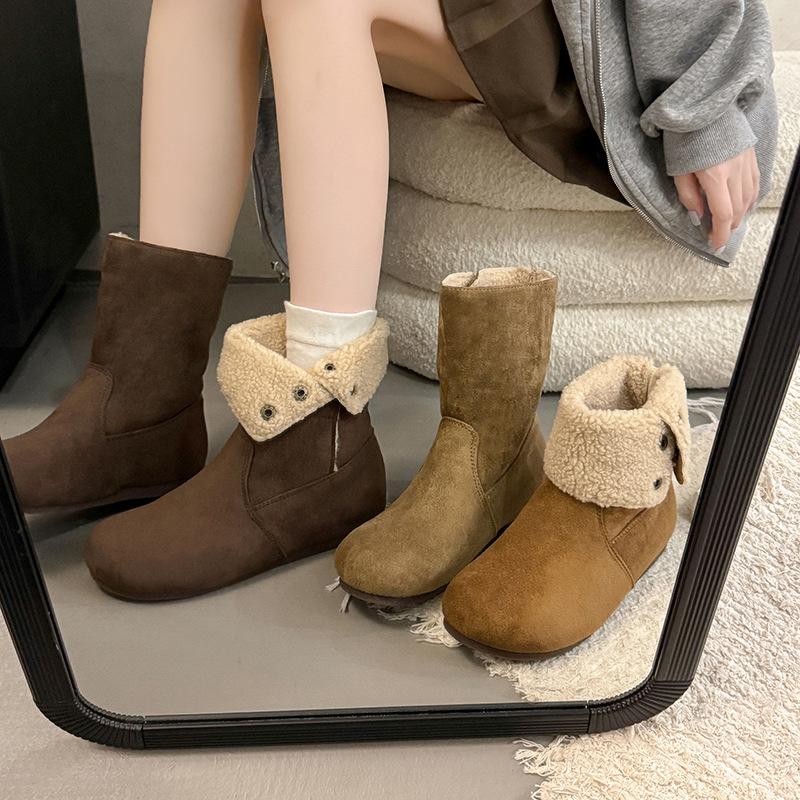 Zwei warme Schneestiefel tragende Damen Winter Französische Damen Mori Retro Plüsch Kurze Stiefel Vielseitige Plüsch Neue Baumwollschuhe