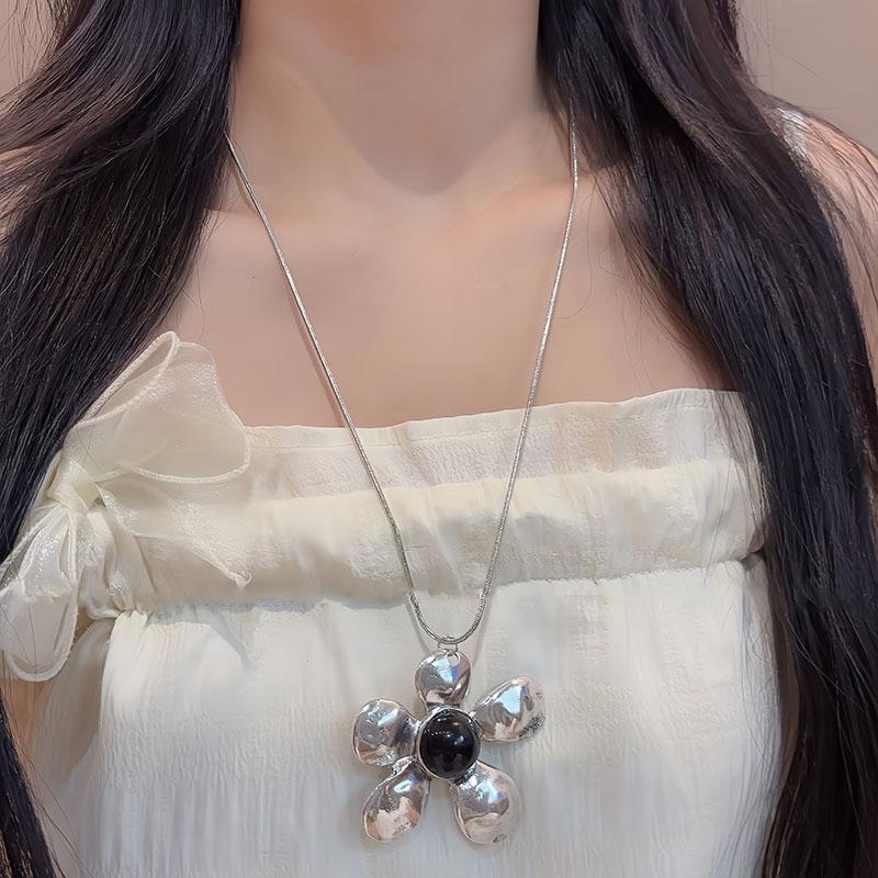 New Fashion Metal Pendant Necklaces Women Irregular Flower Clavicle Chains Luxury Unique Exquisite Banquet Party Jewelry Gifts