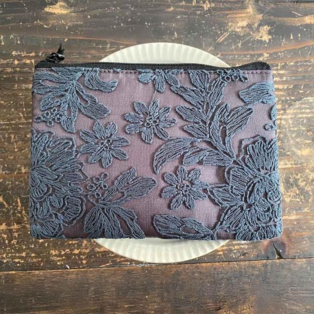 Vivienne Westwood Flache Tasche 12 x 18cm Blaue Spitze Stickerei Zubehörtasche WK5225A1