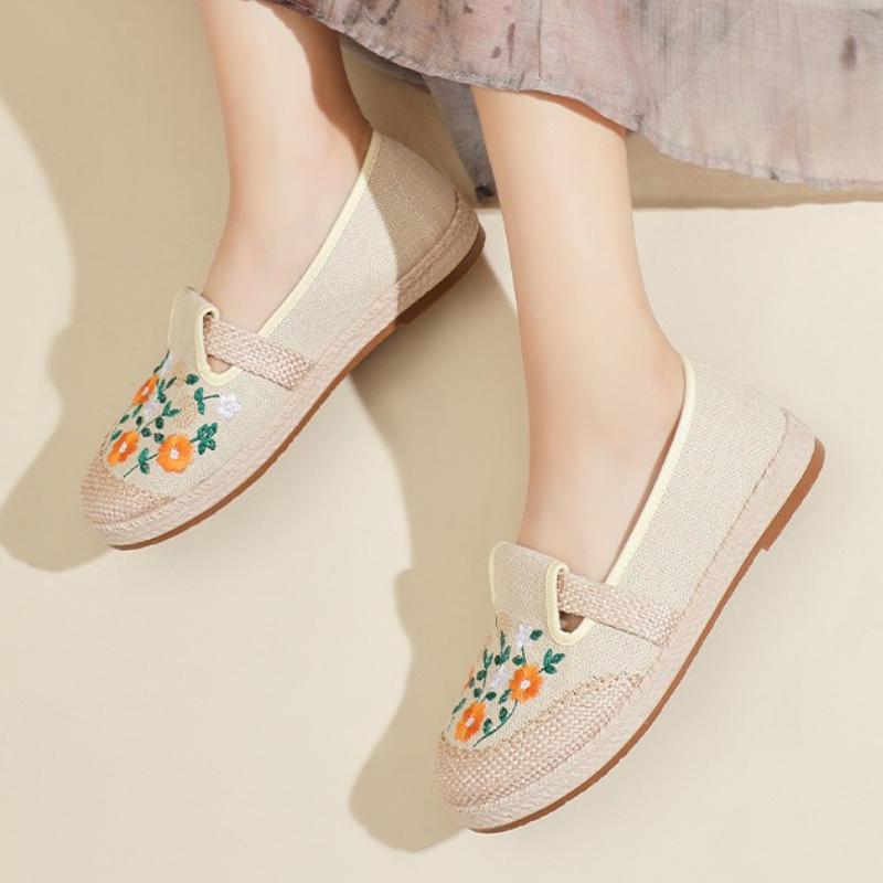 Hand-woven Cloth Shoes for Women Chinese Ethnic Embroidery Style Flat Slip On Breathable Soft Insole Casual Shoes Flower Zapatos