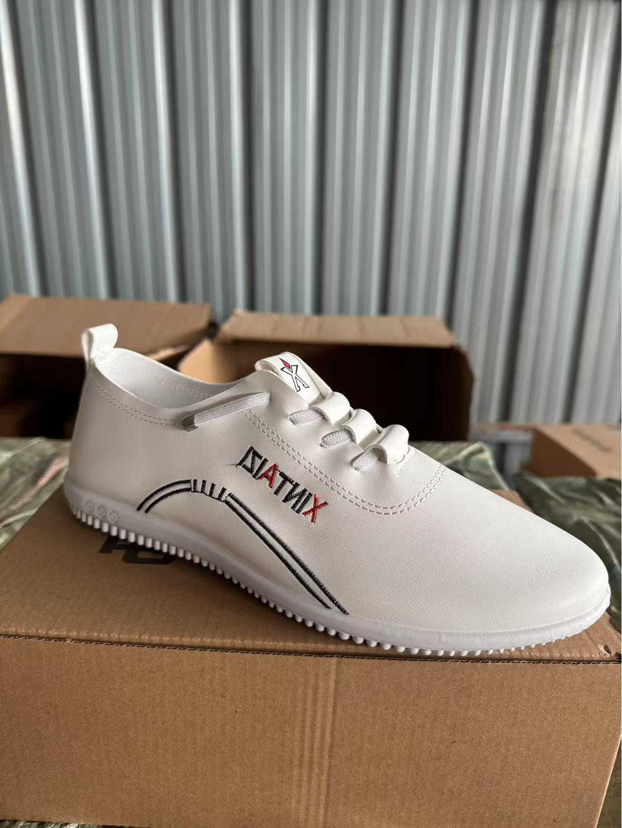 

Мужские туфли-слипоны из белой кожи с мягкой подошвой в корейском стиле — дышащие, модные, удобные 44