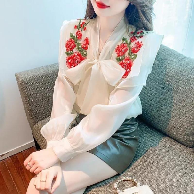 Damen Beigefarbene Floral Bestickte Bluse Langarm Schleife am Hals Durchsichtiges Chiffon Oberteil