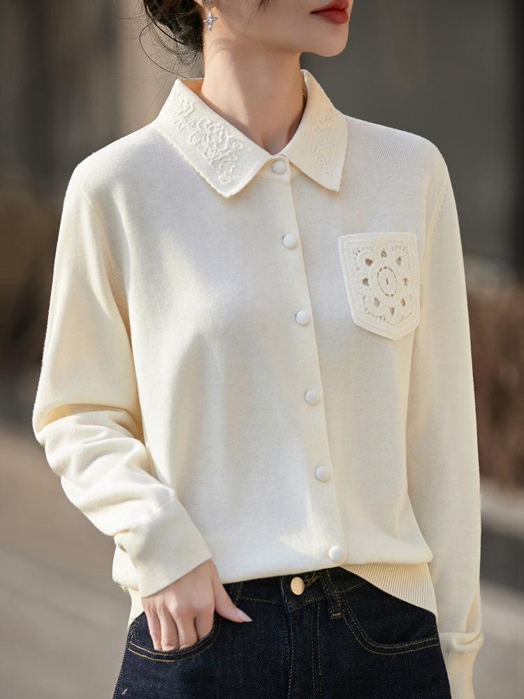 Women's Retro Versatile Cardigan: Fine Spun Wool, Soft Polo Collar, Covered Buttons, Contrasting Colors—Perfect for Spring and Autumn.