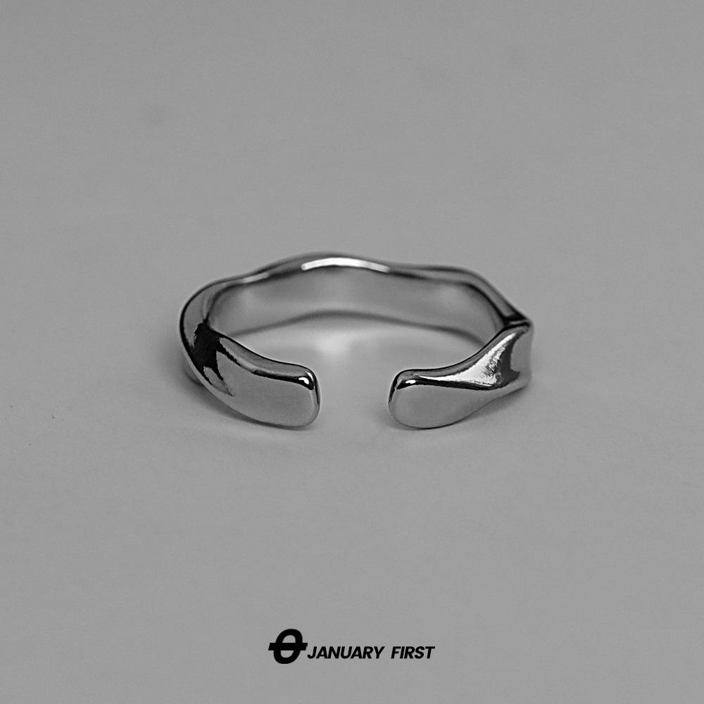 Minimalist Möbius Strip Ring for Men, Trendy High-End Feel, Index Finger Couple Rings for Women, Niche Design, Titanium Steel, Non-Fading