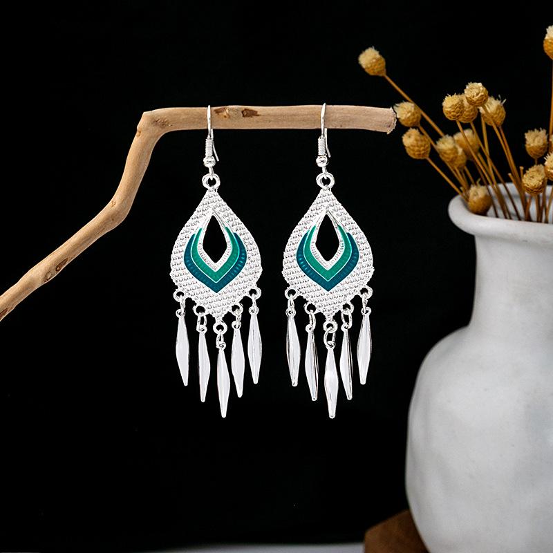 Boucles d'oreilles pendantes à pompons de plumes ethniques - Style argent Miao imitation, article touristique populaire, design mignon de haricot.