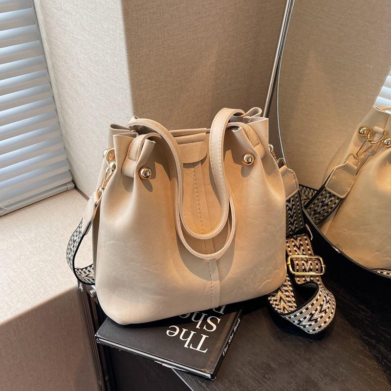 New autumn and winter retro fashion simple texture bucket bag versatile shoulder messenger commuter bag