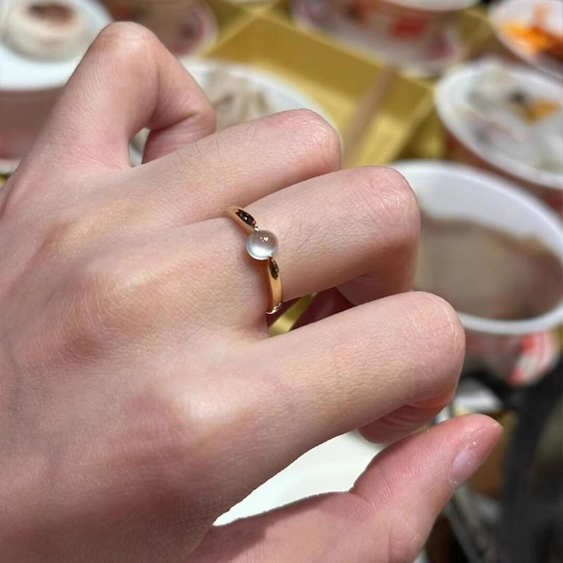 Ice-transparent white chalcedony egg surface ring, female niche design, light luxury, advanced index finger ring, exquisite ring. opening adjustable