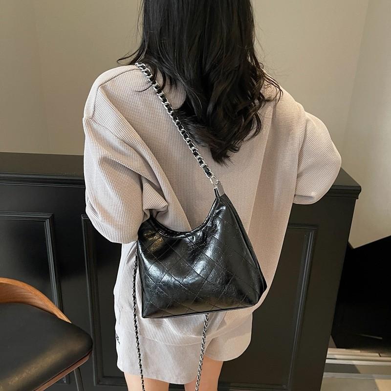 Ielgy Diamond Chain Large Capacity Messenger Bag Ladies Shoulder Armpit Commuter Bag