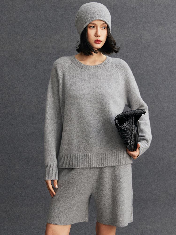 Women's Cashmere Raglan Sleeve Sweater - Winter 2026 New Arrival, Round Neck, Gentle Style, Loose Fit, Slimming Warm Base Layer.