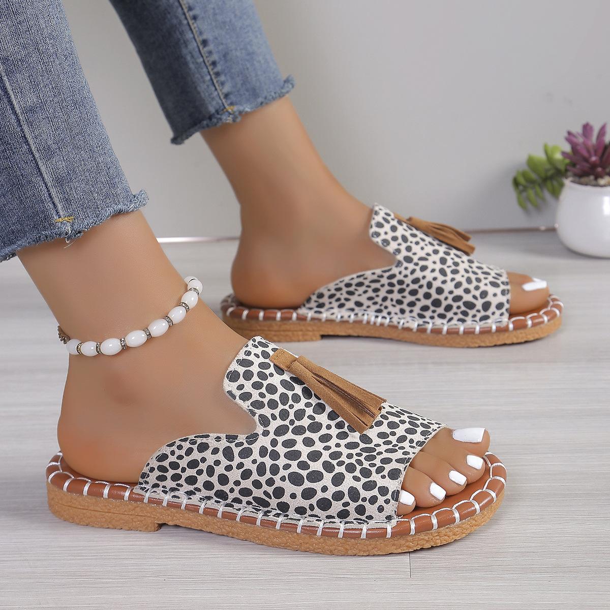 

European and American large-size color matching 2025 summer new round head tassel one-word fashion style women s thick-soled slippers 43