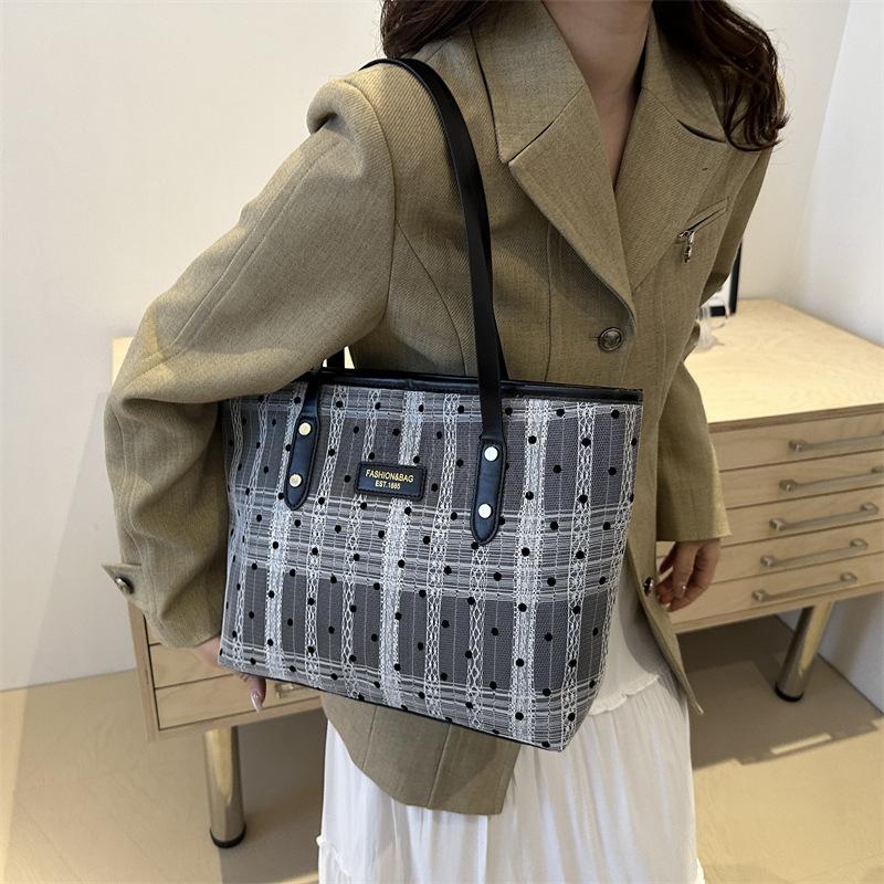 Fashionable Large Capacity Shoulder Bag for Women In Autumn New Fashionable Casual Retro Shoulder Bag Temperament Commuter Bag
