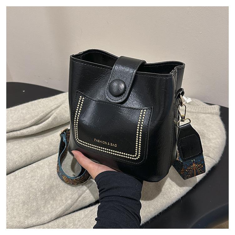 

European and American simple solid color retro bag women s bag winter new personalized versatile fashion bag oblique span small square bag