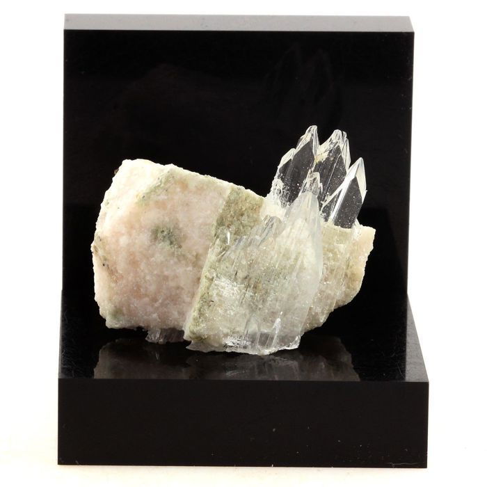 Pierres et Minéraux. Gypse. 89.1 ct. Gypsum Quarry, Arignac, France. Rare.