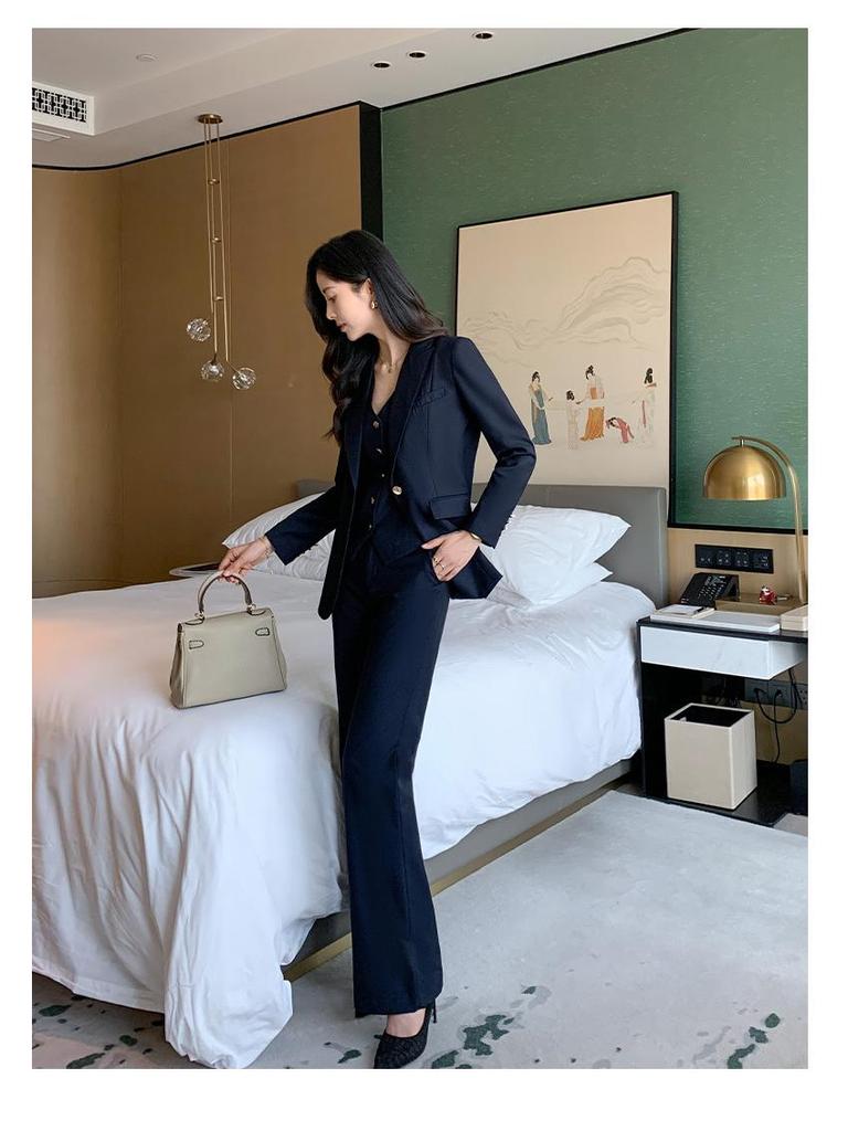 Marken exklusiv: Professionelles High-End Woll-Anzugset für Damen mit Weste und Micro-Flare-Hose für Herbst und Frühling