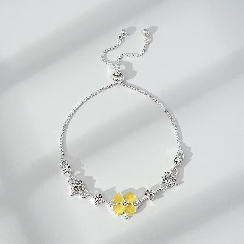 Four-leaf Clover Bracelet with Cat's Eye Stone A Luxurious and Sophisticated Jewelry Piece
