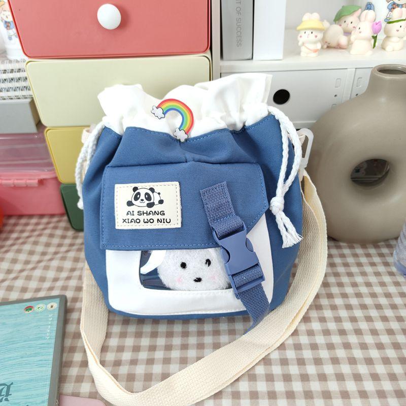 

Девушка Харадзюку Студент Холщовый Рюкзак через Плечо с Мультяшным Принтом Blue(Send badges and bear heads)