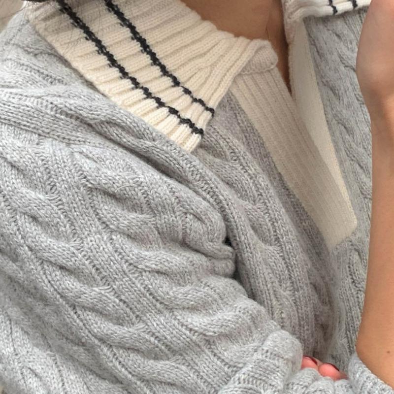 Damski, luźny sweter z dzianiny, z długimi rękawami i klapami w bloki kolorów