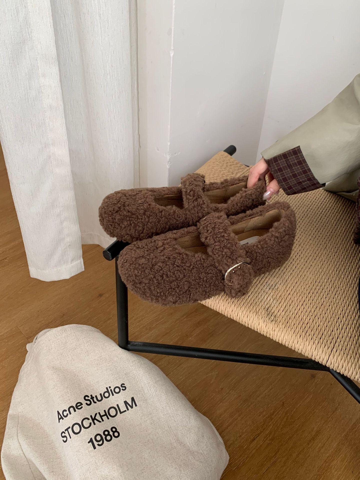 

Интернет-знаменитость фея ветер белые шерстяные туфли женские 2025 осень и зима новые овечья шерсть теплый бархат хлопок женская обувь 39 темно-коричневого