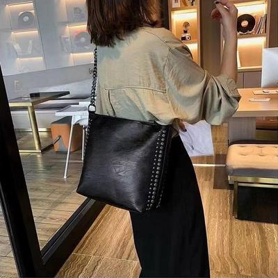 Borsa a secchiello alla moda con borchie a spalla singola, Borsa capiente alla moda e casual