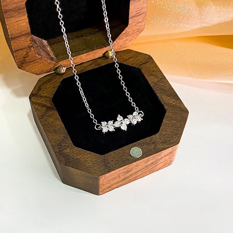 Sweet Flower Necklace for Women, Light Luxury, High Grade, Elegant and Versatile Clavicle Chain