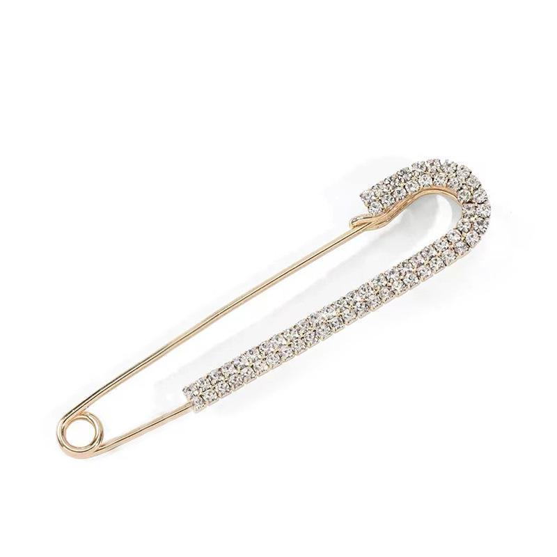 

Элегантный свитер-кардиган с высококачественным аксессуаром в виде броши золотой