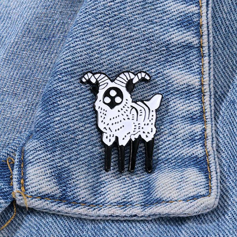 Three-eyed black goat brooch cartoon fashion versatile literary badge dripping oil exquisite anti-light