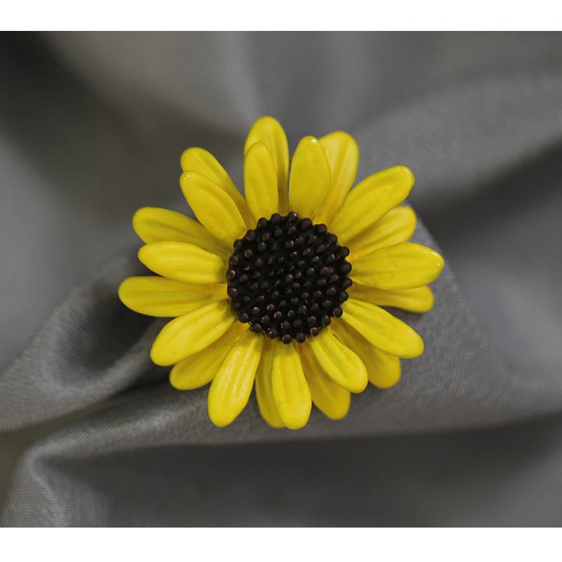 Korean Korean Temperament Yellow Sunflower Brooch Temperament Simple Pin Brooch For Men And Women