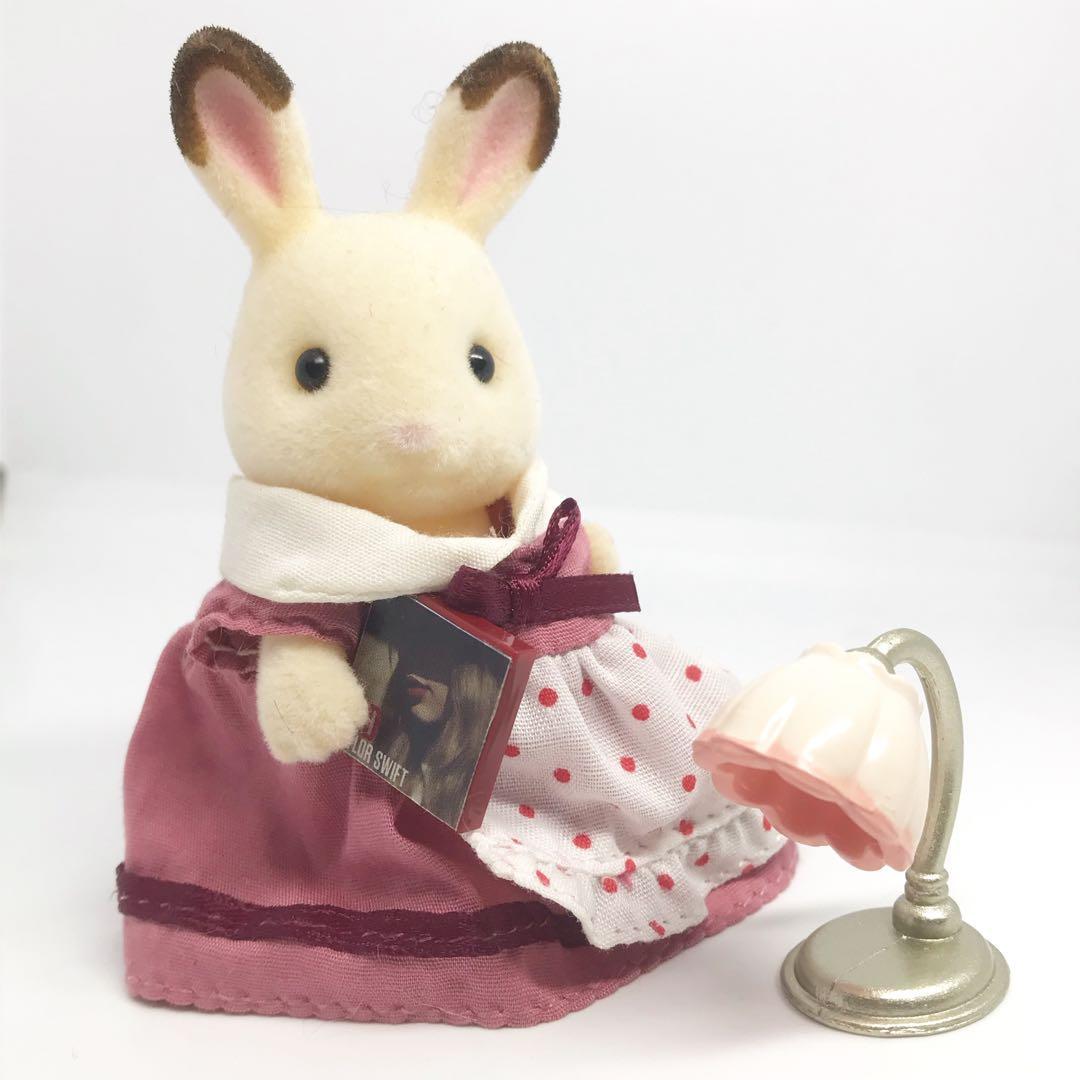 Б/у Светильник-кролик Sylvania, пластинки Тейлор Свифт и комнатная лампа
