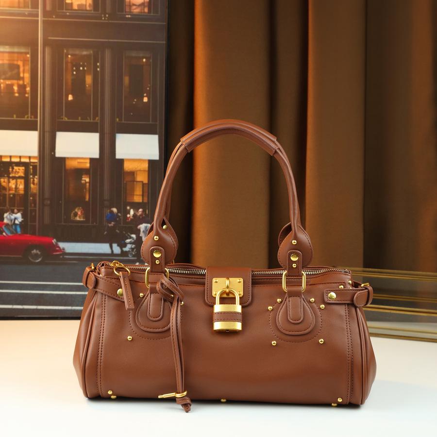 Trend Retro Locomotive Wind Lock Head Rivet Bag Millennium Fashion Large Capacity Handbag Versatile Shoulder Women S Bag светло-коричневого