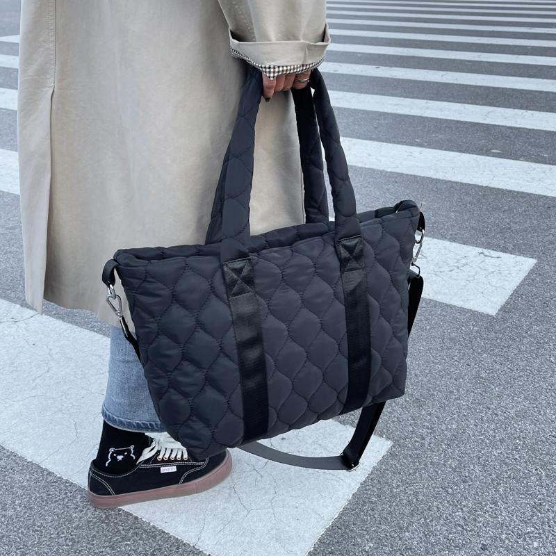 Bolsa de mujer acolchada Nylon Tote grande para 2021 Marca Diseñador Damas Grandes  Bolsos de hombro acolchado Mango corto Bolso de mano superior comprar a  buen precio — entrega gratuita, reseñas reales