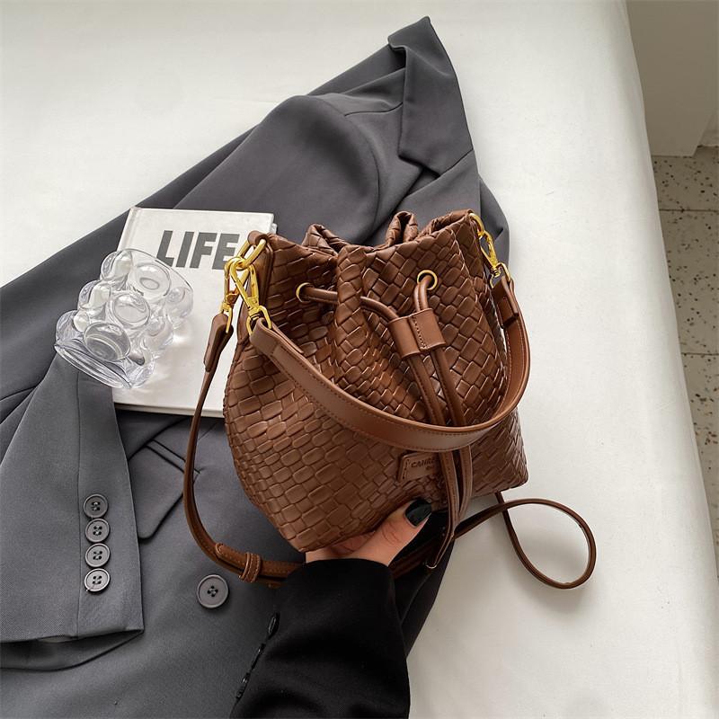 Модная черная сумка-ведро из ПУ со шнурком 2023 Осень-Зима Новая Сумка на одно плечо Crossbody Французский нишевый дизайн кофейный