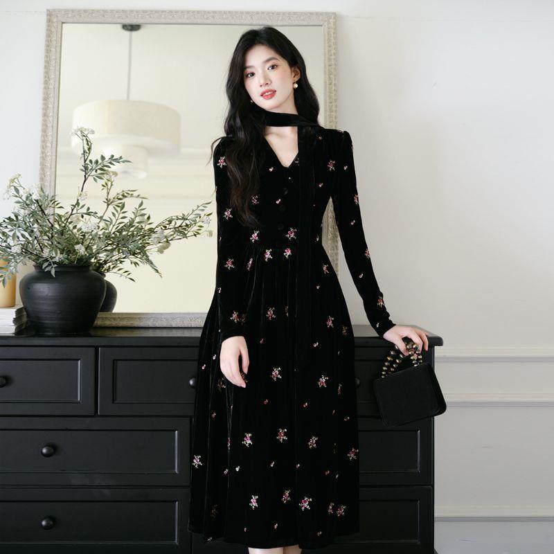 French Retro Black Velvet Dress: Exquisite Long Skirt, Autumn-Winter Socialite Style