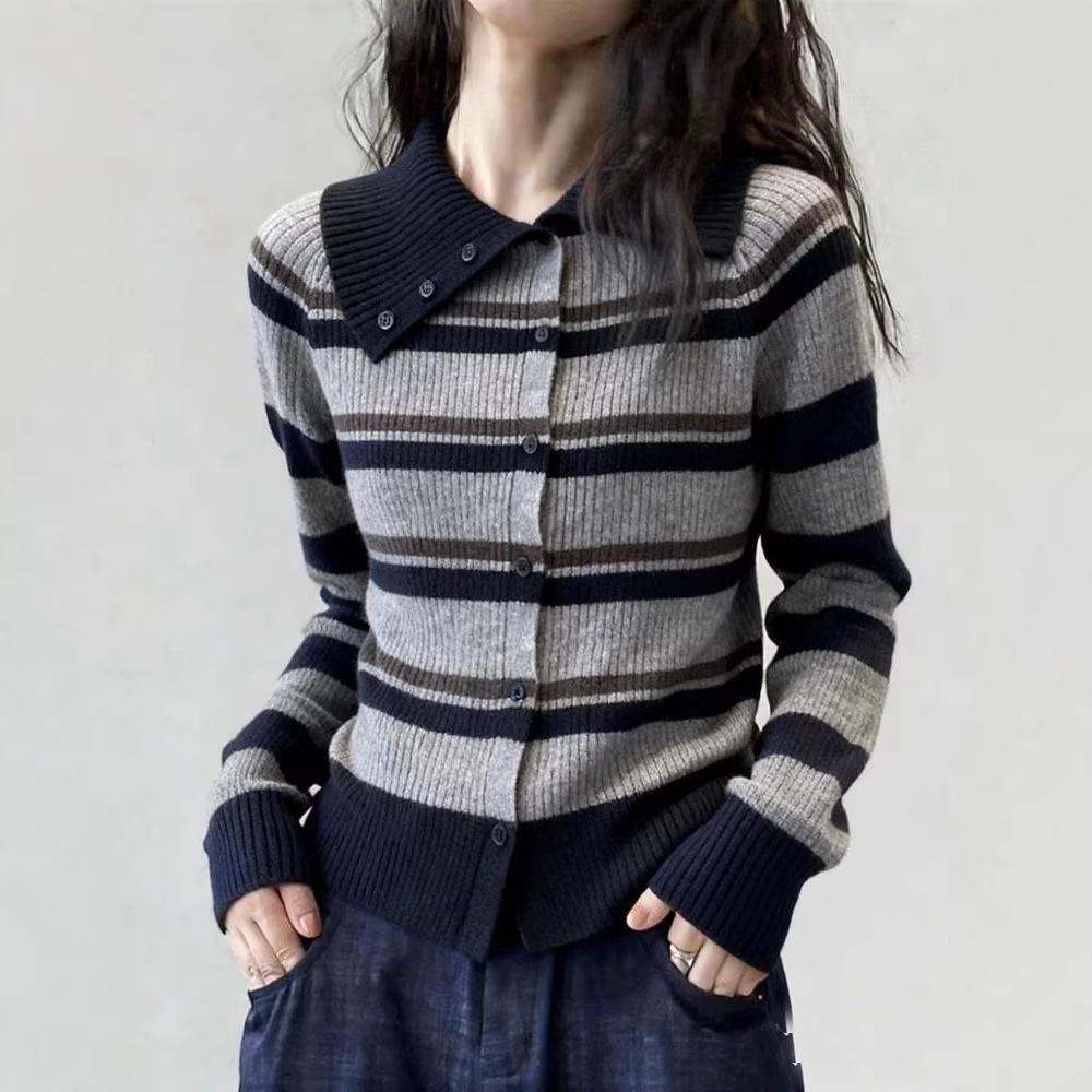 2026 Autumn Women's French Retro Striped Knitwear Sweater with Lapel Design
