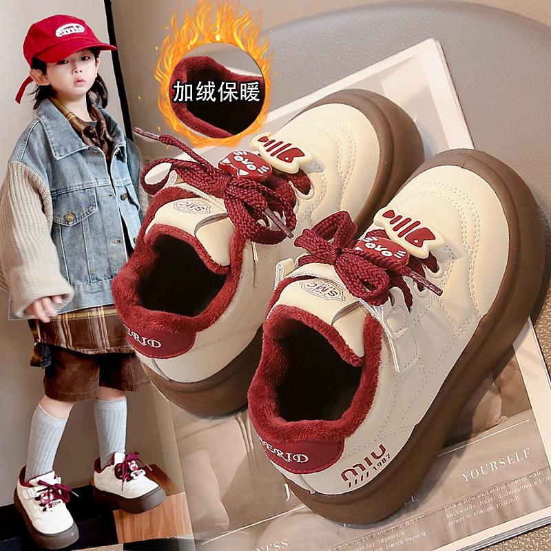 

Детская спортивная обувь на доске осень и зима новая плюшевая теплая два хлопка милая плюшевая низкая платформа повседневная обувь на доске прилив 26-31 6 pieces in one hand красный