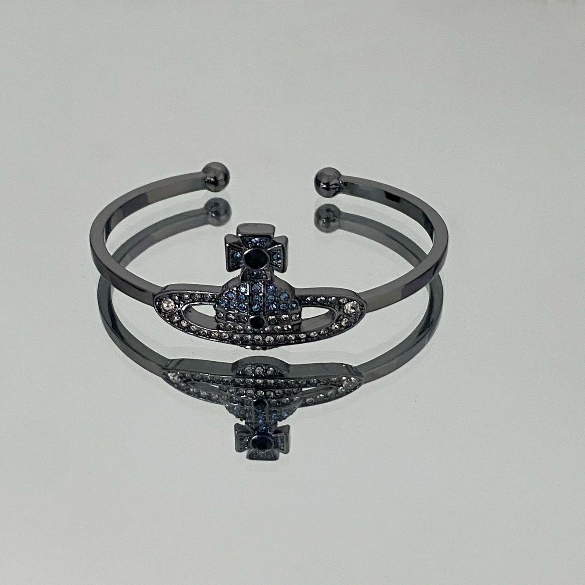 

Кольє-чокер Westwood Saturn: Висока версія, середній розмір, жіночі намистини 10 мм, застібка з логотипом. Detail with Complete Three Logos