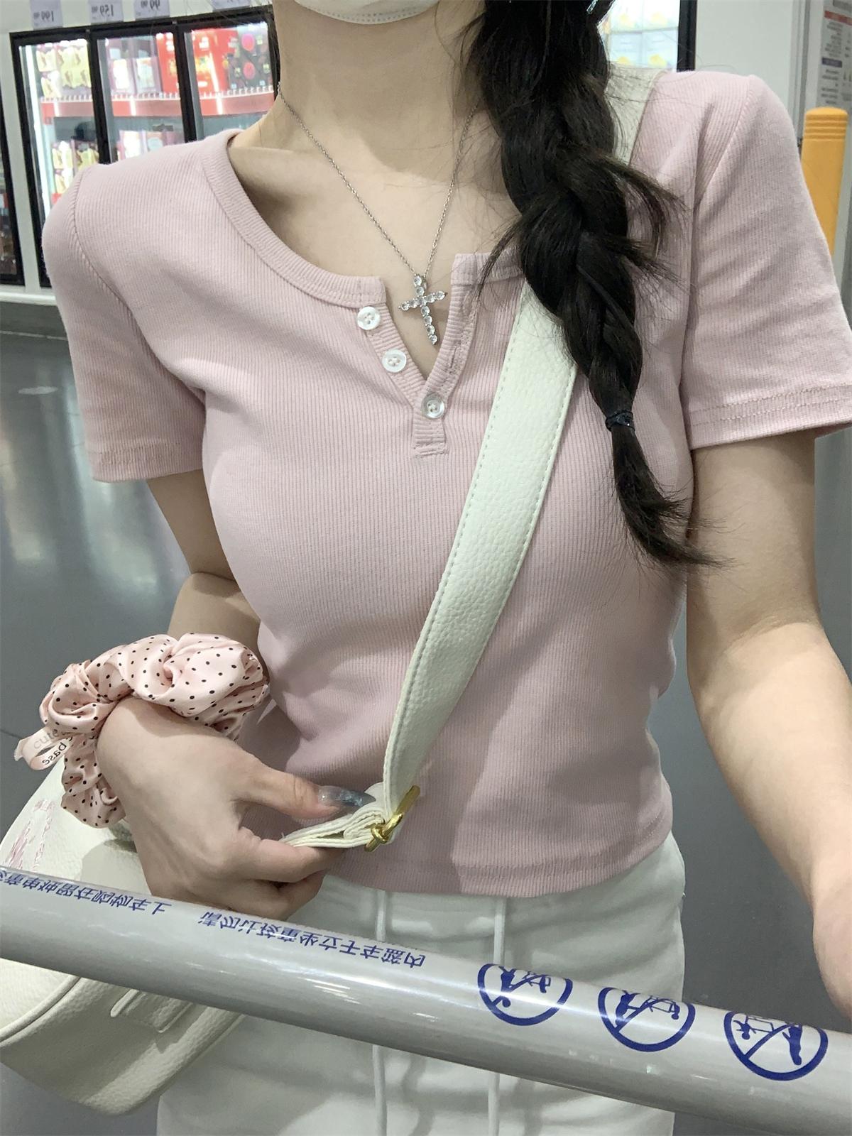 

Pure Color Sweet 2024 Новая одежда женская летняя маленькая короткая облегающая футболка с шикарным дизайном и пуговицами с полуоткрытым воротником и короткими рукавами L розовый