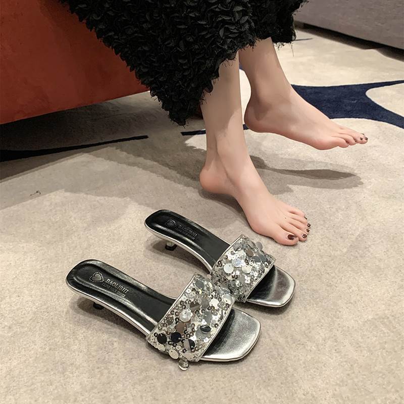 Xiaoxiangfeng fashion silver sequined open-toed slippers for women's summer wear 2025 new sexy thick heel sandals