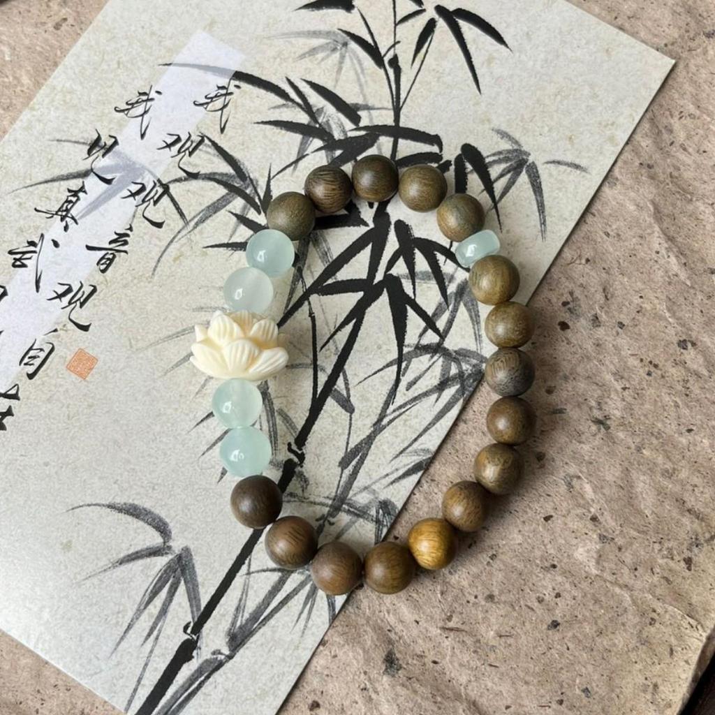 Natural Green Sandalwood Lotus Bracelet: Unisex Design with Wénwán Prayer Beads