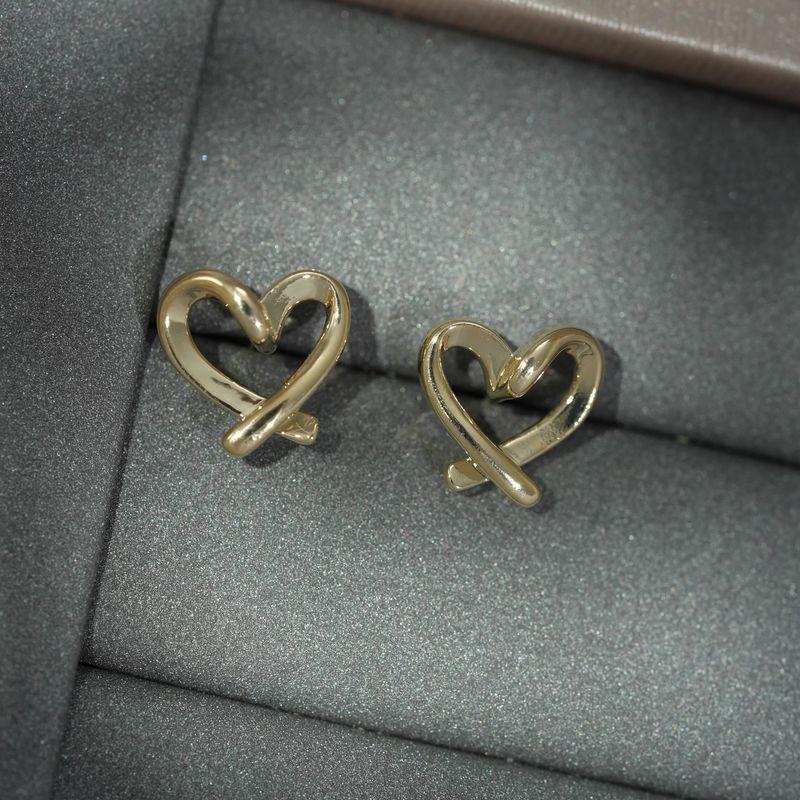 

Нормкор Линии без проколотых ушей могут носить серебряную иглу в виде комариного кольца Pair of Golden Stud Earrings