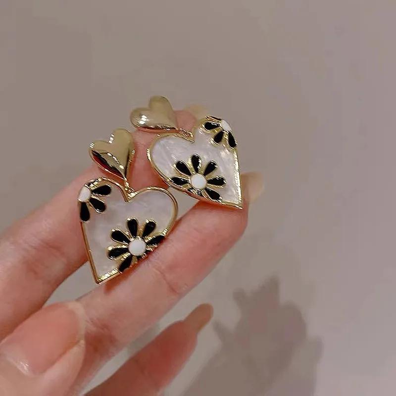 Fashionable Retro Flower Heart-Shaped Women's Earrings with Daisy Pattern Enamel Earrings Party Jewelry Gifts for Women